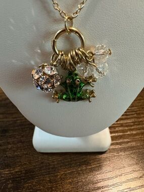 Neu Frog Charm Necklace Gold Tone Crystal Beads Charm Pendant w/ Earrings NWT